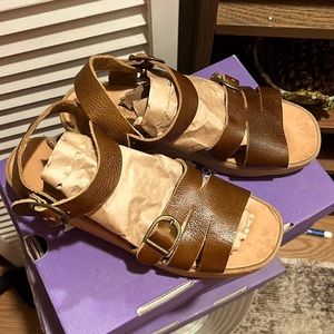 Famolare Honey Buckle brown sandals